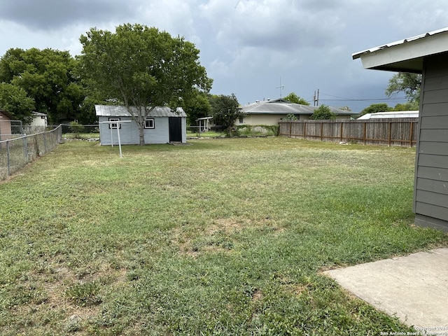 view of yard featuring a storage unit