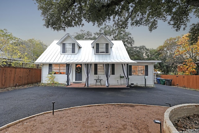 view of front of house featuring a porch