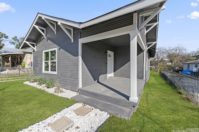 view of front of property featuring a front lawn