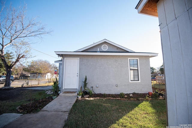 view of front of property featuring a front yard