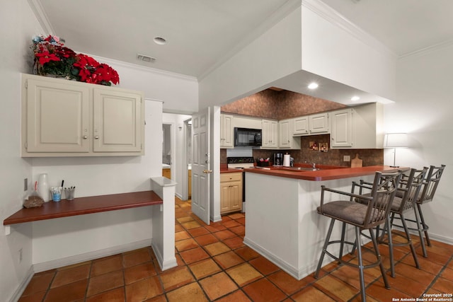 kitchen featuring white cabinetry, tasteful backsplash, kitchen peninsula, crown molding, and a kitchen bar