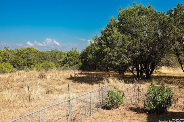 view of yard featuring a rural view