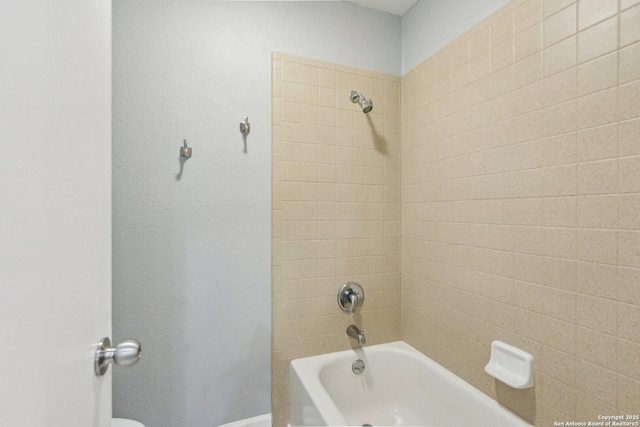 bathroom featuring tiled shower / bath combo