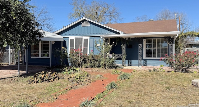 bungalow-style house featuring a front lawn