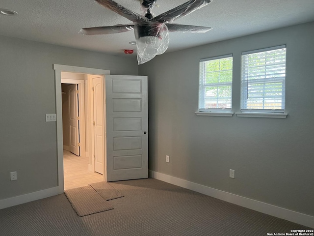 empty room featuring a textured ceiling