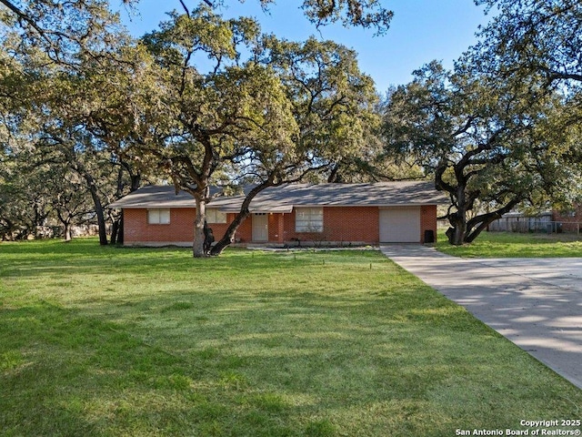 single story home with a front lawn