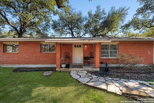 single story home featuring a front lawn