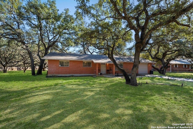 single story home featuring a front yard