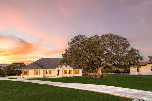 view of front facade featuring a lawn