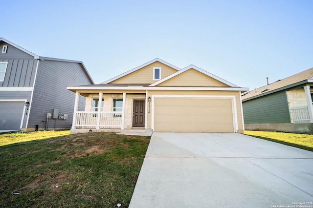 view of front of home featuring a porch and a front yard