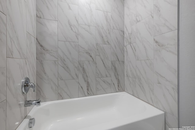 bathroom with tiled shower / bath