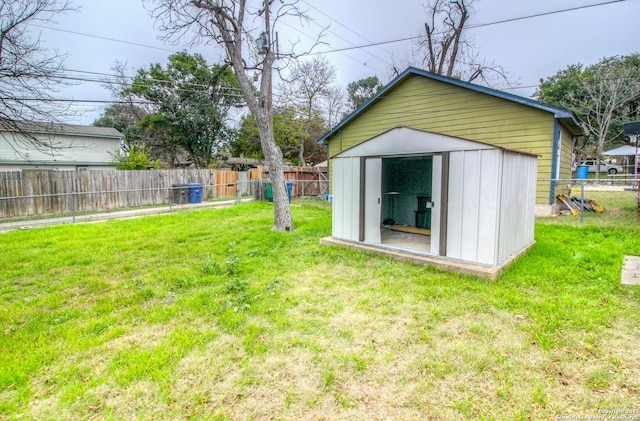 view of yard featuring a storage unit