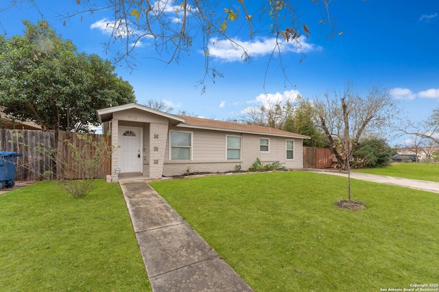 view of front of property featuring a front lawn