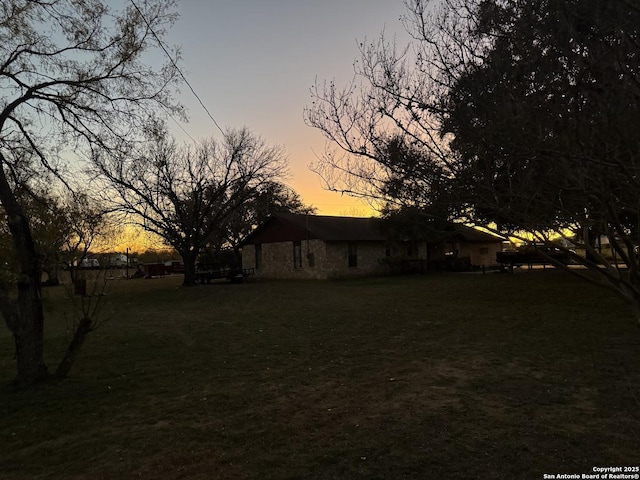 view of yard at dusk