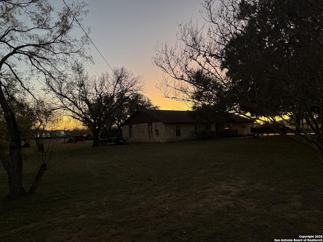 view of yard at dusk