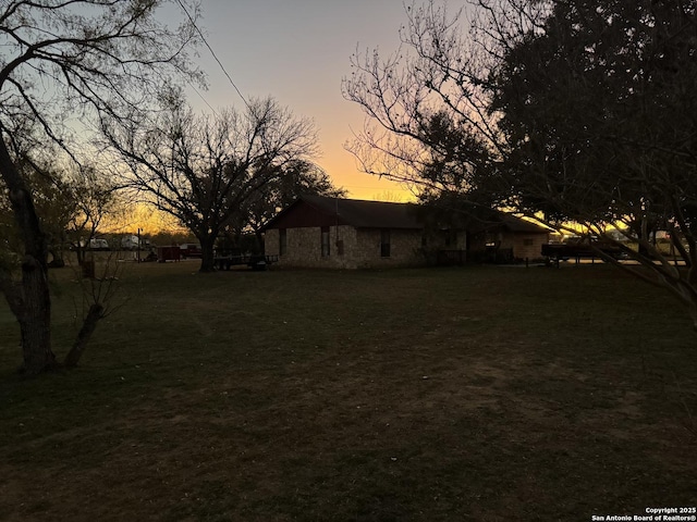 view of yard at dusk