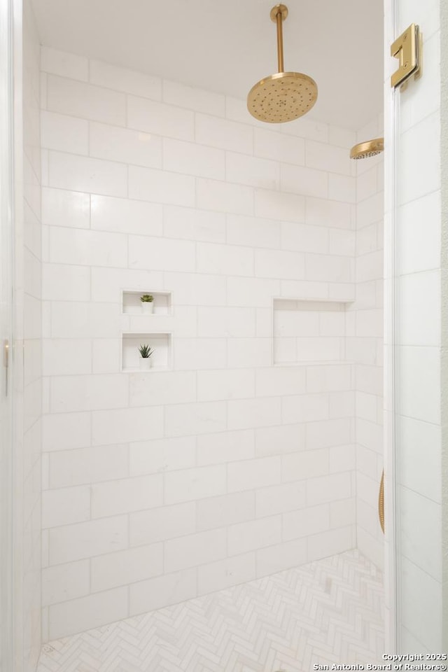 bathroom featuring tiled shower