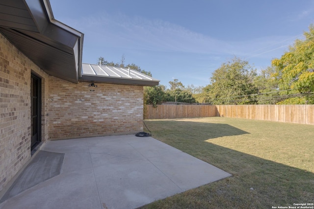 view of yard featuring a patio