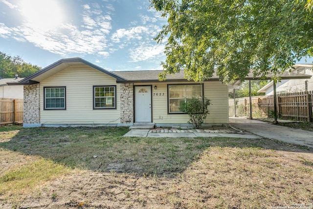 ranch-style house with a front yard