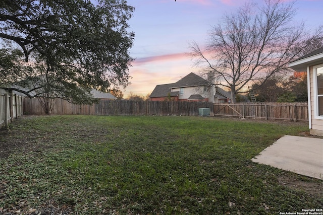 view of yard at dusk