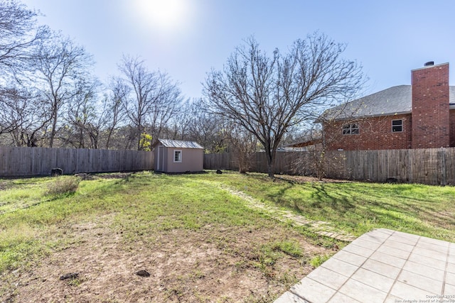 view of yard featuring a shed