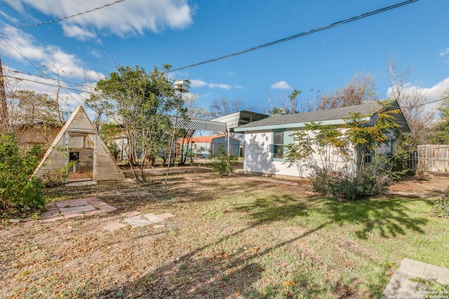 view of yard with an outbuilding