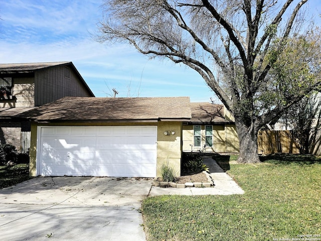 view of front facade featuring a garage and a front yard