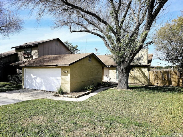 view of front of home featuring a front yard