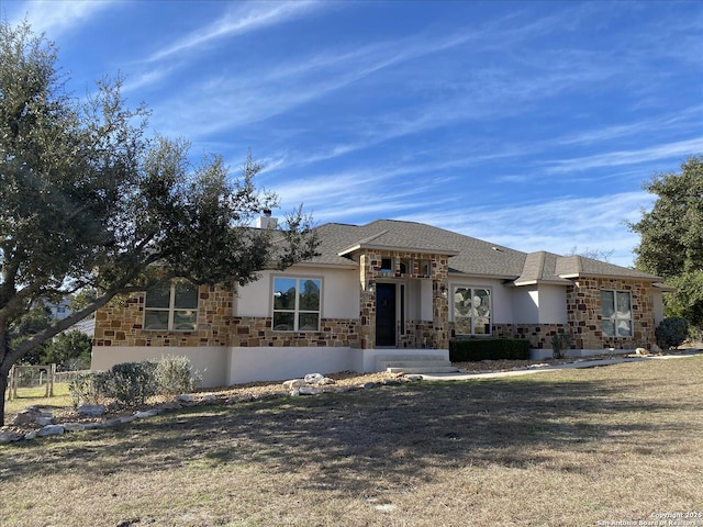 view of front facade featuring a front yard