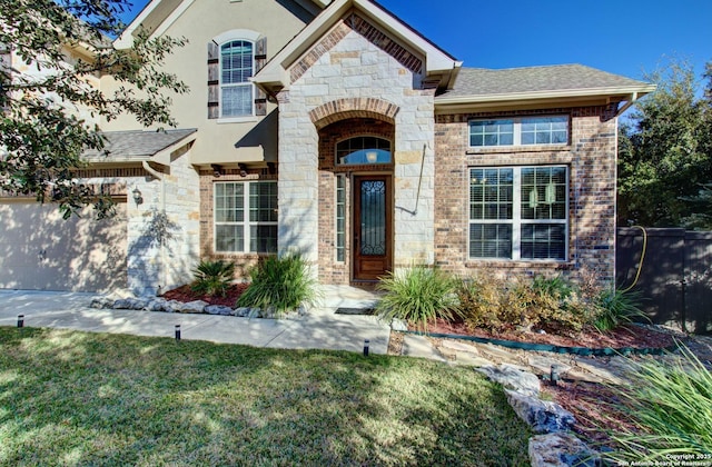 view of front of property featuring a front lawn