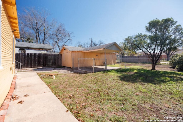 view of yard with an outdoor structure