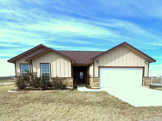 view of front of home featuring a garage and a front yard