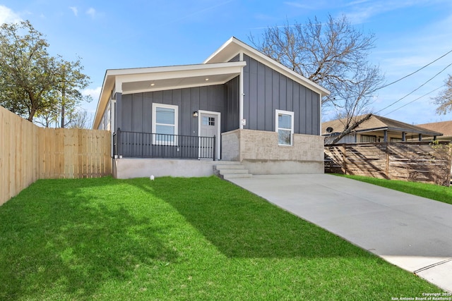 view of front of house featuring a front lawn