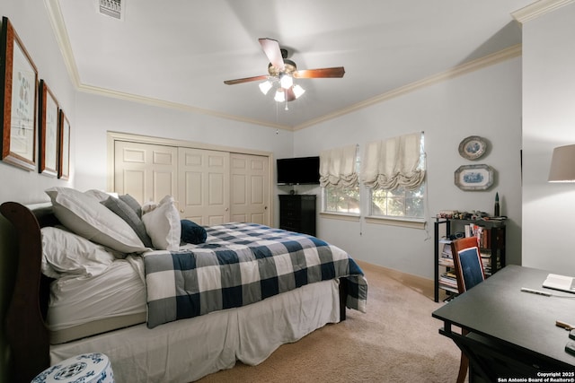 bedroom featuring carpet flooring, a closet, crown molding, and ceiling fan