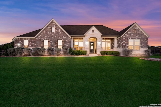 view of front of home featuring a lawn