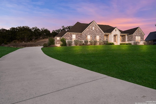 view of front facade with a lawn