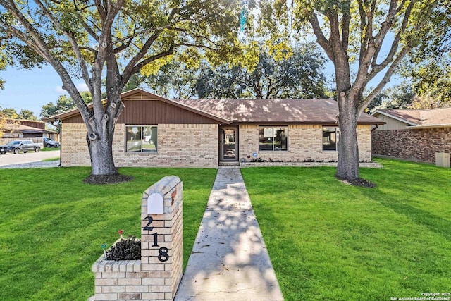 single story home featuring a front lawn