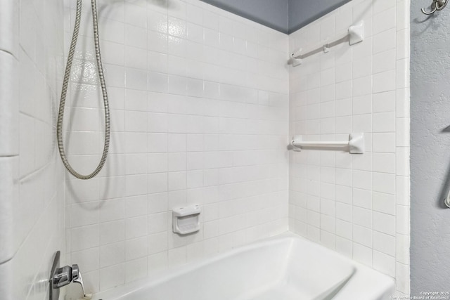 bathroom featuring tiled shower / bath