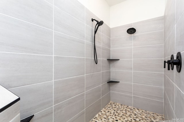 bathroom featuring tiled shower