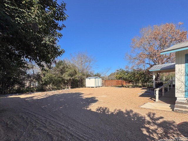 view of yard featuring a storage unit