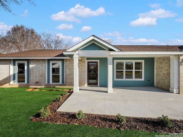 view of front of house with a front lawn