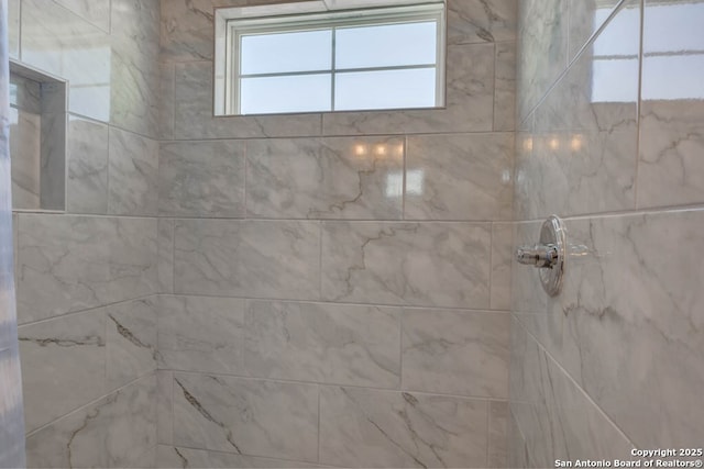 bathroom featuring a tile shower