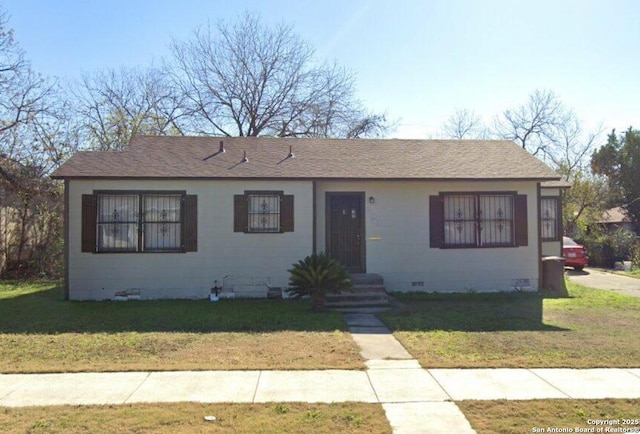 view of front of property featuring a front yard