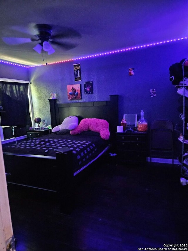 bedroom featuring ceiling fan