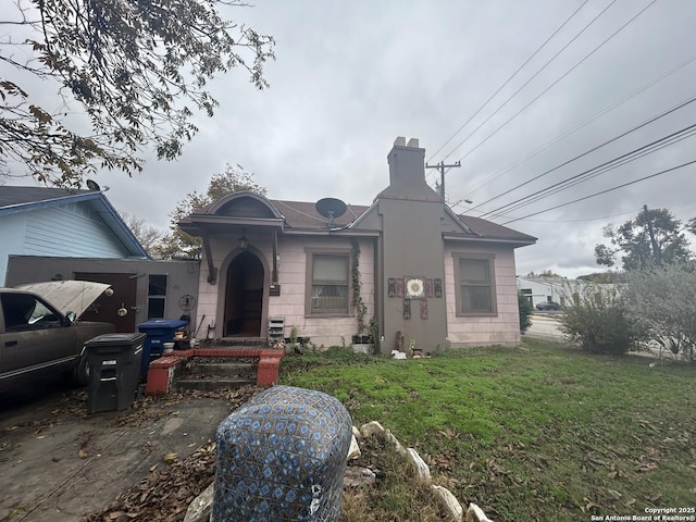 bungalow-style house featuring a front yard