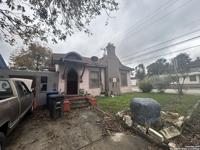 view of front facade featuring a front yard