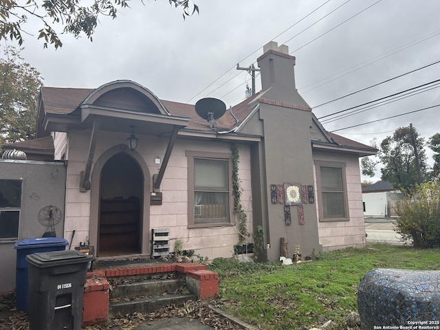 view of front of house featuring a front lawn