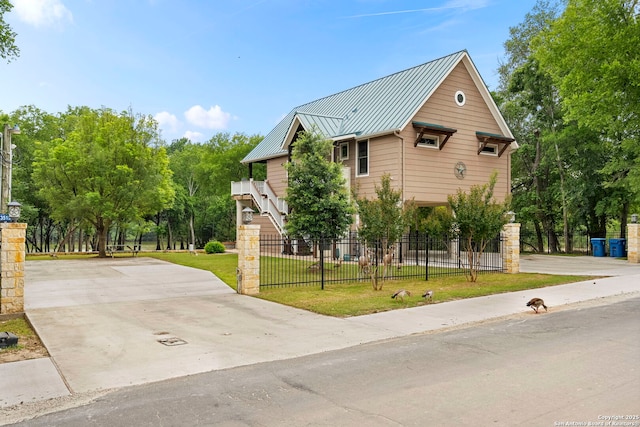 view of front of house featuring a front lawn