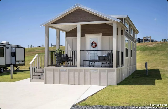 view of front facade featuring a front lawn and a porch