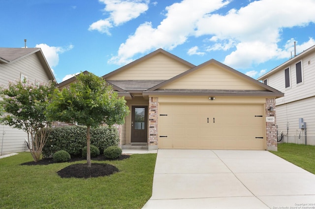 view of front of property featuring a front yard and a garage